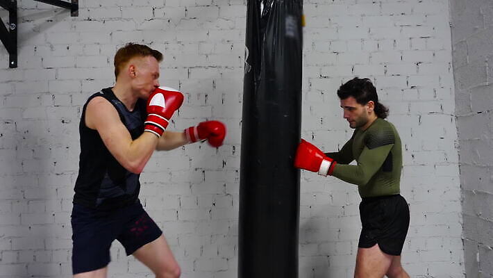 백인 직업 손 응시 남자 스포츠 장갑 운동화 가방 건강 두명 상자 힘 권투 에너지 킥 클럽 체육관 싸움 근육질 만들기 섞기 운동가 킥복싱 MOV 해외동영상 클립영상 서양인 시선 잡화 신발 모션 근육 사람 신체부위 격투기 몸매 동영상 파일형식