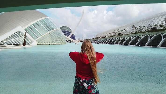 라이프스타일 응시 공원 여자 유럽 여행 건축양식 미래 관리 한명 건물 물 산책 도시 스페인 당구 박물관 랜드마크 발렌시아 4K MOV 해외동영상 클립영상 자연요소 1 건축물 시선 공공시설 건축 나라 컨셉 휴식 사람 생활 구기 동영상 파일형식