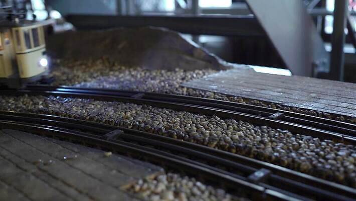 모델 유럽 도로 음료 선 음식 여행 교통시설 모션 놀이 탁자 휴가 맥주 뿔 요리 사람 취미 사람없음 내부 장식 컵 세트 장난감 식당 식사 저녁식사 어둠 기찻길 카페 미니어처 기차 수확 화물 분위기 역 상품 작음 수집 발굴 묘사 눈금 장면 마차 지역 체코 프라하 엔진 공학 점심식사 공화국 복제 선로 수집가 옛날 전국 특별함 4K MOV 해외동영상 클립영상 직업 식기 교육 나라 길 육상교통 교통수단 가구 교통 컨셉 농업 대중교통 주류 모형 상점 운송업 크기 시설 동영상 파일형식