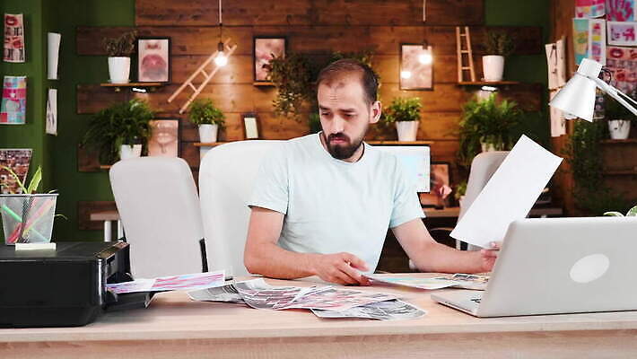 모델 직업 라이프스타일 디자인 남자 컨셉 상의 회사 비즈니스 통신 모션 아이디어 직장 실내 미술 사람 사무실 거래 작업 체험 디자이너 스케치 종업원 클립 예술가 책임자 개발 제안 프로젝트 필요 4K MOV 해외동영상 클립영상 옷 문화예술 내부 생활 동영상 파일형식