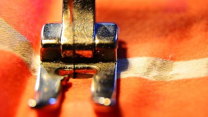 직업 옷 산업 포즈 비즈니스 공장 가정 사람없음 유행 금속 기계 장비 흰색 공구 직물 업무 실 닫기 제조 상품 바느질 묘사 만들기 실타래 자수 재단 재단사 바늘땀 솜씨 조작 퀼트 스타일 MOV 해외동영상 클립영상 컬러 공업 모션 재질 도구 작업 동영상 파일형식