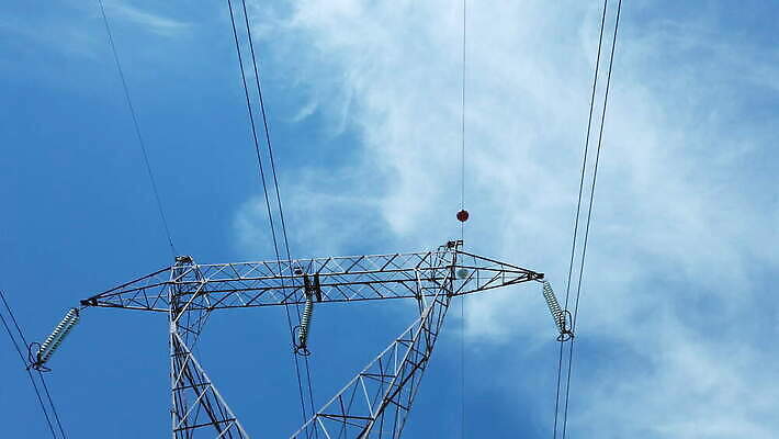 구름 산업 선 모션 하늘 사람없음 파란색 탑 금속 힘 장비 발전기 에너지 네트워크 위험 큼 전염 철사 볼트 봉 철탑 공학 항공촬영 분배 전압 철강 현재 공급 4K MOV 해외동영상 클립영상 자연요소 건축물 교육 뷰포인트 컬러 컨셉 재질 발전소 공구 질병 크기 감염 동영상 파일형식