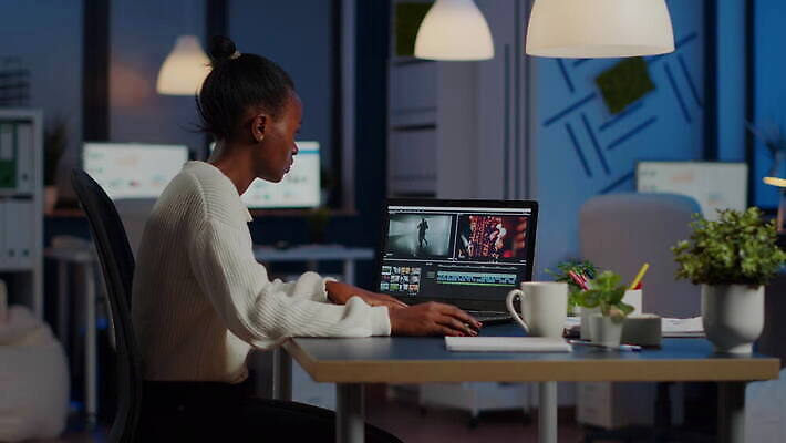 편집 직업 디자인 비즈니스 사업가 노동자 직장 실내 피곤 창조 앉기 경사 사람없음 그래픽 노트북 컴퓨터 사무실 디지털 스크린 모니터 검은색 업무 작업 야간 디자이너 책상 예술가 업무과다 야근 동영상 그래픽디자이너 마감 소프트웨어 프리랜서 4K MOV 해외동영상 클립영상 자연요소 컬러 가구 컨셉 회사 모션 내부 전자제품 파일형식