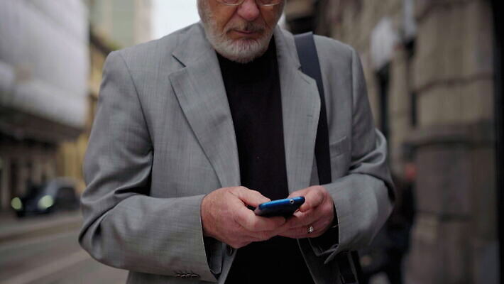 백인 라이프스타일 노년 남자 안경 도로 통신 무선통신 수염 거리 한명 야외 스마트폰 핸드폰 유행 이탈리아 재킷 회색 백발 잡기 도시 연결 전화기 시티라이프 다이얼 밀라노 내려보기 남유럽 4K 틸트업 MOV 해외동영상 클립영상 서양인 1 헤어스타일 잡화 유럽 길 컬러 교통시설 모션 촬영기법 사람 성인 생활 전자제품 스마트기기 외투 동영상 파일형식