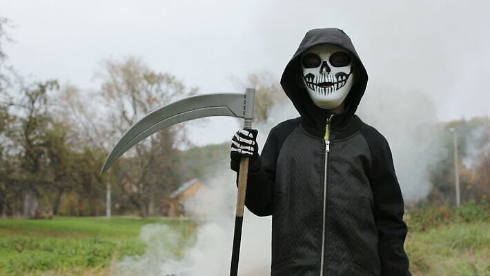 캐릭터 응시 행복 어린이 장난 휴가 기념 골격 가면 한명 사람 소년 장식 파티 어둠 놀람 할로윈 마법사 가을 죽음 잡기 연기 무서움 공상 변장 마법 나쁜 고딕 해골모형 호러 MOV 해외동영상 클립영상 1 시선 계절 남자 감정 모션 표정 이벤트 모형 공포 동영상 파일형식