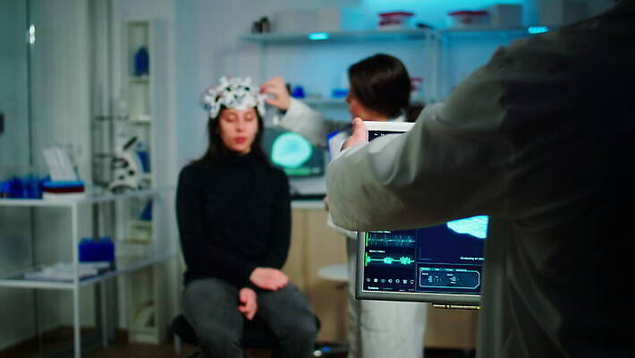 과학 건강 병원 실험 스터디 컴퓨터 약 머리 디지털 스크린 모니터 헤드폰 기계 장비 환자 의사 정보 마음 네트워크 엔지니어 실험실 질병 연구원 과학자 분석 뇌 시설 하이테크 조절 개발 스캐너 4K MOV 해외동영상 클립영상 직업 음향기기 컨셉 의학 기술 신체부위 전자제품 학습 의료진 기술자 동영상 학자 파일형식