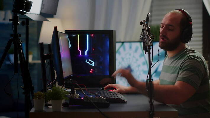 직업 인터넷 놀이 주택 대화 사람없음 그래픽 컴퓨터 스크린 모니터 헤드폰 소리 경쟁 흐름 게임 키보드 네트워크 개울 믹서 사이버 마이크 확인 슛 사수 온라인 동영상 게이머 비디오게임 토너먼트 플레이어 가상 크리에이터 4K MOV 해외동영상 클립영상 음향기기 컨셉 말하기 건물 전자제품 강 파일형식 1인미디어