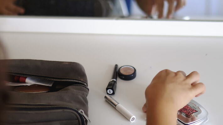 손 여자 컬러 백그라운드 가방 장신구 그림자 성인 빨간색 컬러풀 뷰티 유행 페인트 화장품 거울 립스틱 흰색 붓 화려 닫기 상품 가루 볼터치 피부 책상 오브젝트 준비 만들기 아이섀도 돌봄 스타일 4K MOV 해외동영상 클립영상 잡화 가구 컨셉 모션 사람 신체부위 화장 동영상 파일형식