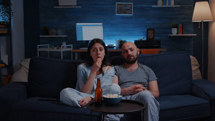 백인 라이프스타일 커플 응시 남자 감정 얼굴 휴식 주택 맥주 표정 앉기 소파 텔레비전 외침 방 고통 슬픔 마시기 표현 관찰 울음 야간 저녁 먹기 필름 영화 눈물 싱글 팝콘 드라마 비극 혼자 4K MOV 해외동영상 클립영상 자연요소 서양인 시선 컨셉 의자 관계 모션 문화예술 주류 사람 건물 생활 신체부위 전자제품 소리 동영상 파일형식