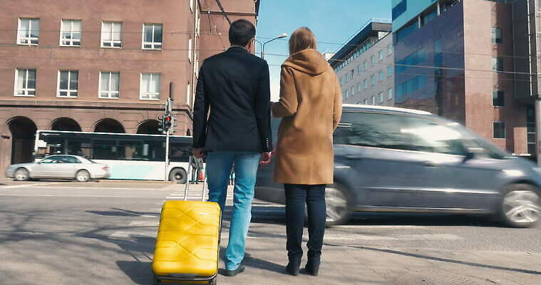 백인 커플 도로 여행 2 모션 자동차 거리 말하기 대화 사람 야외 빨간색 초록색 빛 여행객 봄 운전 흰색 도시 기다림 보행자 횡단보도 타운 건너기 길가 루트 에스토니아 4K MOV 해외동영상 클립영상 서양인 계절 유럽 길 육상교통 컬러 관계 교통시설 보행로 동영상 파일형식