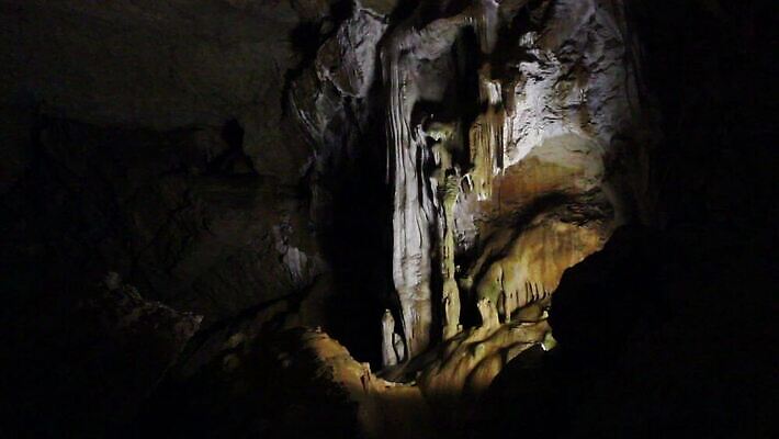 여행 자연 실내 그림자 사람없음 여행객 탐험 시간 동굴 지하 석회암 종유석 지질 지질학 MOV 해외동영상 클립영상 교육 사람 내부 암석 생태계 동영상 파일형식