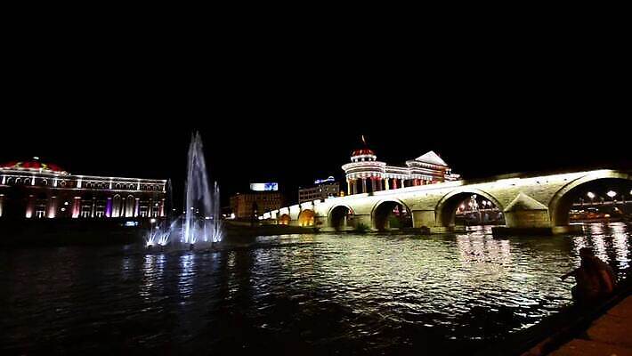 유럽 별 여행 건축양식 하늘 벽돌 풍경 사람없음 야외 건물 물 강 도시풍경 검은색 어둠 흐름 달 바위 도시 개울 도심 야간 저녁 아치 박물관 장면 타운 천연기념물 고고학 랜드마크 마케도니아 수도권 옛날 특별함 MOV 해외동영상 클립영상 자연요소 건축물 교육 건축 나라 컬러 컨셉 돌_바위 지역 동영상 파일형식 남유럽