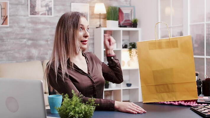 직업 라이프스타일 여자 얼굴 인터넷 비즈니스 주택 실내 미소 뷰티 유행 카메라 디지털 촬영 웹 화장품 장비 업무 네트워크 방송 온라인 동영상 블로거 블로그 소셜 생존 스타일 크리에이터 1인미디어 4K MOV 해외동영상 클립영상 표정 사람 내부 건물 생활 신체부위 전자제품 작업 파일형식