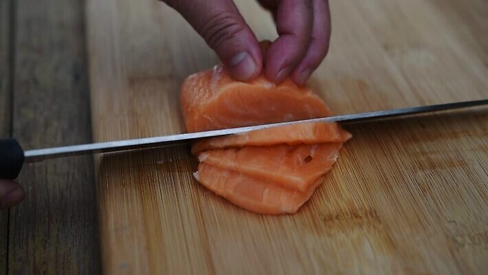 전통 접시 손 음식 바다 조각 다이어트 오렌지 건강 어류 요리 미술 동양인 사람없음 주방 식당 일본 요리사 식사 저녁식사 초밥 회 신선 시장 칼 맛 떨어짐 먹기 해산물 질감 날것 날카로움 서빙 연어 실수 뷔페 사무라이 오메가 맛있는 MOV 해외동영상 클립영상 직업 식기 아시아 컨셉 과일 모션 문화예술 인종 신체부위 상점 수중동물 동영상 일본음식 파일형식