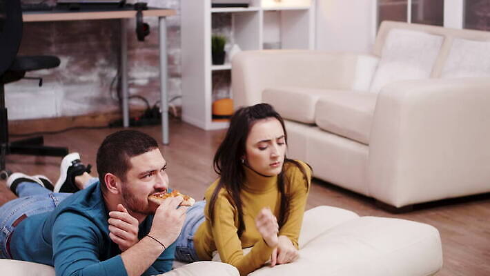 백인 라이프스타일 커플 여자 남자 결혼 2 가족 관계 베개 남편 주택 피자 함께함 실내 사랑 미소 사람 앉기 성인 세명 소파 텔레비전 방 관찰 아내 먹기 필름 손목시계 영화 팝콘 리빙 소다 4K MOV 해외동영상 클립영상 서양인 감정 시계 컨셉 의자 장신구 침구 모션 문화예술 패스트푸드 서양음식 표정 이벤트 내부 건물 생활 전자제품 동영상 파일형식