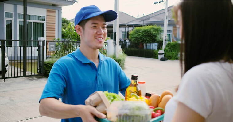 직업 라이프스타일 잡화 여자 남자 유니폼 채소 가방 과일 재료 주택 건강 사람 두명 초록색 쇼핑 상자 바구니 상점 표현 신선 업무 시장 배달원 구매 상품 고객 서비스 주기 유기농 패키지 질서 소매 온라인 슈퍼마켓 체크아웃 안락 4K MOV 해외동영상 클립영상 웰빙 옷 컬러 컨셉 모션 건물 생활 예절 작업 동영상 파일형식