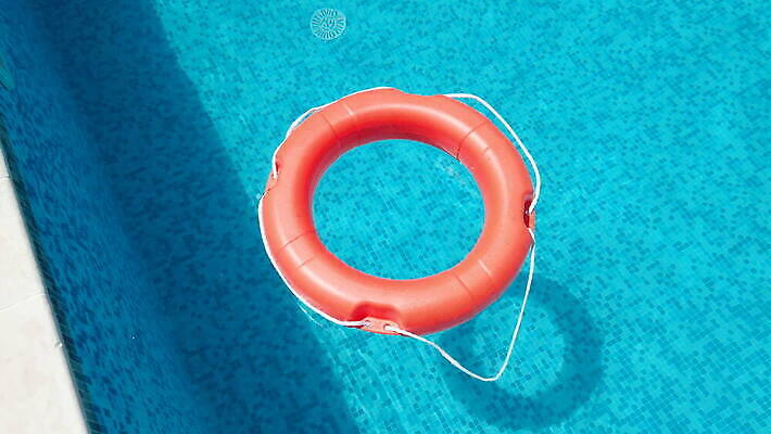 물결 여행 백그라운드 휴가 수영장 경비 안전 사람없음 물 맑음 수영 벨트 긴급 반지 도움 원형 구출 보호 위험 사건 당구 싱크대 휴양지 보안 부표 구명용품 안전요원 헬프 생존 1인칭시점 4K MOV 해외동영상 슬로모션 클립영상 자연요소 도형 시선 잡화 컨셉 장신구 날씨 촬영기법 구기 장소 수상스포츠 안전장비 개수대 동영상 파일형식