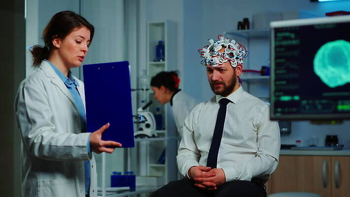 과학 건강 병원 실험 스터디 컴퓨터 약 머리 스크린 헤드폰 장비 환자 의사 정보 마음 진화 실험실 질병 연구원 질문 과학자 분석 뇌 시설 하이테크 보여주기 조절 개발 서류판 스캐너 4K MOV 해외동영상 클립영상 직업 음향기기 컨셉 의학 모션 기술 신체부위 전자제품 학습 사무용품 의료진 소방 동영상 학자 파일형식