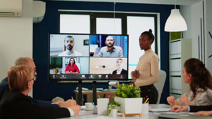 직업 회사 비즈니스 사업가 통계 성공 회의 직장 대화 사람 앉기 인종 금융 컴퓨터 사무실 비즈니스맨 비즈니스우먼 대표 토론 종업원 분석 동료 경영자 창업 부름 온라인 다민족 경영 마케팅 영상통화 투자자 프로젝트 가상 브레인스토밍 4K MOV 해외동영상 클립영상 여자 남자 컨셉 관계 모션 말하기 경제 전자제품 직장인 리더 투자 자영업 통화 동영상 파일형식