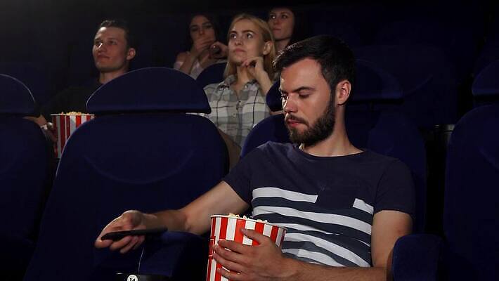 라이프스타일 감정 문화 통신 모바일 휴가 휴식 실내 사람 여러명 내부 10대 스마트폰 침묵 외침 분노 짜증 표현 관찰 연결 충돌 영화관 양동이 필름 주말 부름 말다툼 객석 답변 줄서기 4K MOV 해외동영상 클립영상 다수 컨셉 모션 청소년 생활 핸드폰 스마트기기 소리 극장 싸움 동영상 파일형식