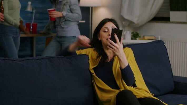 라이프스타일 응시 행복 거실 인터넷 주택 함께함 대화 미소 웃음 사람 앉기 사람없음 친구 스마트폰 소파 방 마시기 관찰 그룹 야간 저녁 먹기 필름 영화 주말 다인종 온라인 리빙 동영상 다민족 흥미 시리즈 혼혈 사교적 4K MOV 해외동영상 클립영상 자연요소 시선 감정 컨셉 의자 관계 모션 문화예술 표정 말하기 인종 건물 생활 핸드폰 스마트기기 다문화 파일형식