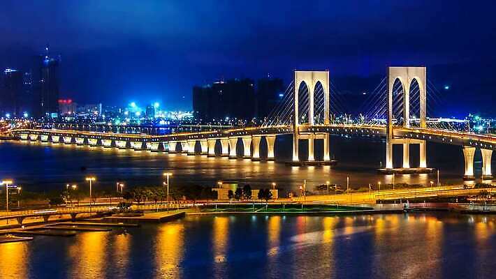 모양 구름 공공시설 산업 바다 섬 여행 건축양식 교통시설 자동차 하늘 날씨 풍경 사람없음 야외 건물 경제 도시풍경 반사 탑 중국 도시 도심 야간 카지노 해안도시 포트 타운 랜드마크 마카오 4K 타임랩스 MP4 해외동영상 클립영상 자연요소 건축물 건축 아시아 육상교통 교통 촬영기법 도박 시설 동영상 파일형식