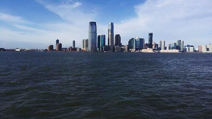 건축양식 하늘 새로움 파노라마 사람없음 건물 강 도시풍경 고층빌딩 미국 도시 도심 헬리콥터 항공 군용 뉴욕 수로 장면 대도시 스카이라인 맨해튼 저지 허드슨강 4K MOV 해외동영상 클립영상 건축물 건축 컨셉 북아메리카 비행기 군대 촬영기법 풍경 빌딩 동영상 파일형식