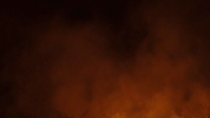 백그라운드 오렌지 자연 불꽃 사람없음 빨간색 빛 노란색 검은색 어둠 힘 에너지 뜨거움 변화 더위 야간 위험 모닥불 폭발 매움 화재 연료 지구온난화 고립 이산화탄소 지옥 화상 4K MOV 해외동영상 클립영상 자연요소 컬러 컨셉 과일 불 날씨 맛 상처 사건 생태계 동영상 기후변화 파일형식