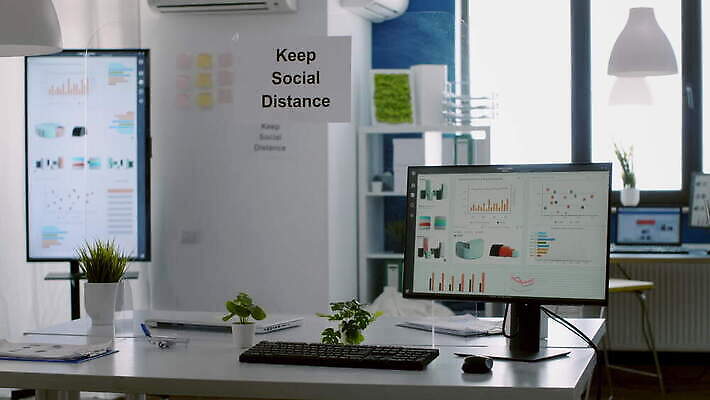 회사 비즈니스 거리 직장 자물쇠 건강 안전 사람없음 내부 경제 컴퓨터 사무실 우주 환경 모니터 업무 바이러스 질병 책상 예방 상업 감염 고립 소셜 위기 전염병 코로나바이러스 비어있는 4K 락다운 MOV 해외동영상 클립영상 가구 의학 전자제품 작업 동영상 파일형식