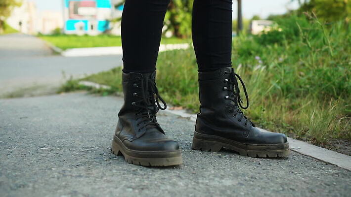 라이프스타일 공원 여자 도로 길 신발 발 거리 부츠 서기 성인 사람없음 야외 초록색 여름 태양 섹시 유행 걷기 검은색 산책 청바지 도시 거친 보행로 정상 아스팔트 가죽 무거움 그런지 바이크레이서 양발 펑크 스타일 MOV 해외동영상 클립영상 자연요소 계절 공공시설 컬러 컨셉 바지 교통시설 모션 휴식 사람 생활 신체부위 무게 동영상 파일형식