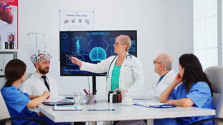 직업 과학 회의 설계 직장 엑스레이 실내 건강 병원 대화 설명 서기 앉기 치료 컴퓨터 사무실 약 건강관리 모니터 방 간호사 의사 타이핑 기록 작업 발표 그룹 책상 분석 돌봄 서류판 브레인스토밍 4K MOV 해외동영상 클립영상 가구 컨셉 회사 비즈니스 의학 모션 관리 말하기 내부 전자제품 사무용품 의료진 동영상 파일형식