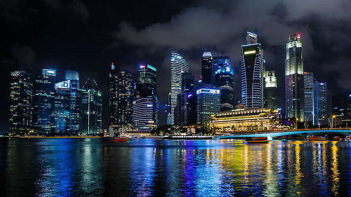 물결 여행 건축양식 사람없음 야외 관광지 반사 고층빌딩 보트 야간 스카이라인 빛망울 싱가폴 4K 타임랩스 락다운 MOV 해외동영상 클립영상 자연요소 건축 아시아 배_교통 촬영기법 빌딩 빛 동영상 파일형식
