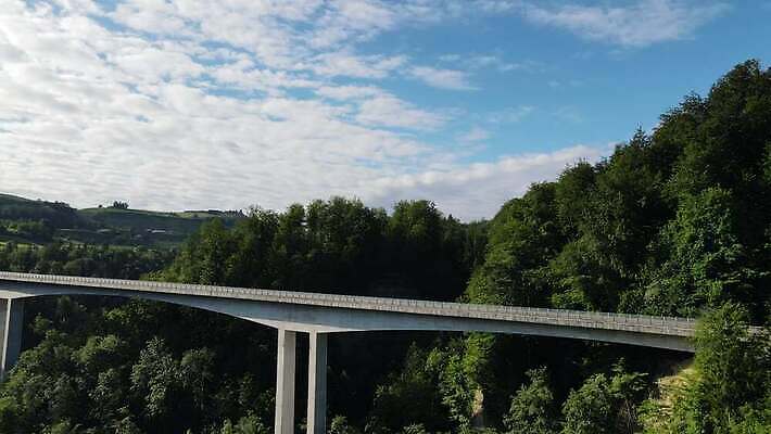 나무 산업 도로 교통수단 여행 백그라운드 건축양식 자동차 자연 하늘 산 안테나 사람없음 야외 초록색 마을 금속 골짜기 계곡 봄 시골 기둥 고속도로 숲 짐차 구름다리 굴곡 넘어짐 드론 랜드마크 루트 방법 지원 철강 콘크리트 4K MP4 해외동영상 클립영상 식물 계절 건축 길 육상교통 컬러 교통 통신 교통시설 모션 재질 다리_건축물 생태계 동영상 파일형식