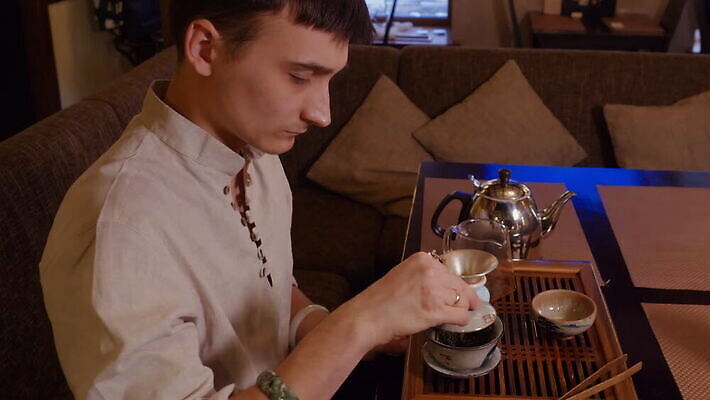 전통 잎 주전자 주류 한명 목재 옆모습 빨간색 초록색 물 일본 중국 화목 뜨거움 도자기 보트 사발 붓기 녹차 서빙 점토 주인 우롱차 투입 핸드메이드 MOV 해외동영상 클립영상 자연요소 나무 식물 1 아시아 음료 뷰포인트 컬러 컨셉 배_교통 재료 모션 주방용품 사람 차_음료 사기그릇 동영상 파일형식