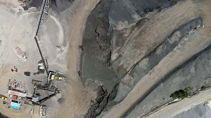 산업 도로 모래 공장 교통시설 사람없음 야외 건물 환경 기계 장비 건설현장 바위 업무 제조 컨테이너 아스팔트 굴착기 천 언덕 시멘트 수납 섞기 콘크리트 4K MOV 해외동영상 클립영상 건축물 길 교통 공업 건설업 돌_바위 직물 작업 중장비 시설 동영상 파일형식