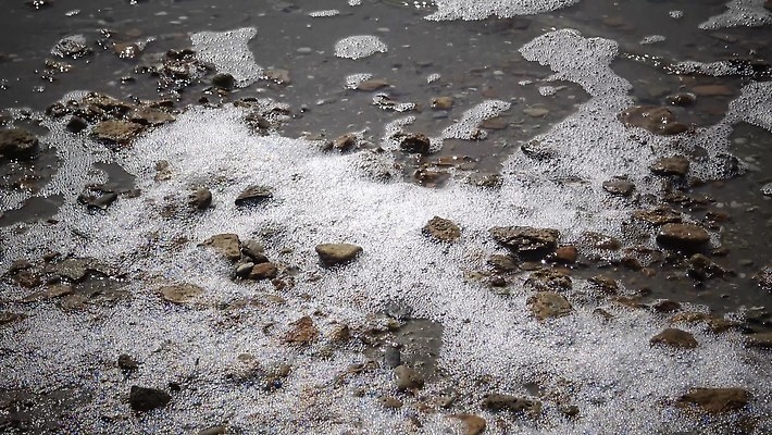 산업 호수 백그라운드 자연 사람없음 야외 물 강 환경 액체 개울 오염 지저분함 쓰레기 폐기물 파편 위험 플라스틱 버리기 부식 생태계 질감 파이프 낭비 생태학 소금물 취급주의 폐수 4K MP4 해외동영상 클립영상 자연요소 교육 컨셉 모션 재질 경고 감각 환경오염 동영상 파일형식