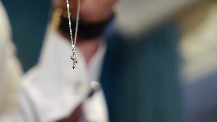 기독교 종교 상징 십자가 크리스마스 목걸이 장신구 사람없음 빛 유행 금속 성경 천주교 흰색 예수 화려 영혼 황금 고급 은색 보석 심볼 오브젝트 다이아몬드 신성 광택 목 숭배 신앙심 충실 팬던트 MOV 해외동영상 클립영상 기념일 컬러 컨셉 종교용품 재질 신체부위 신_종교 광석 동영상 파일형식