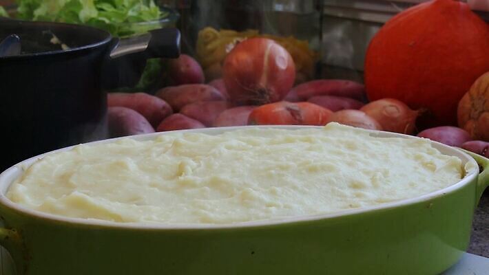 전통 접시 음식 채소 감자 파슬리 육류 요리 사람없음 식사 저녁식사 소고기 시골 굽기 시골집 프랑스어 점심식사 그라탱 다진 캐서롤 핸드메이드 4K MP4 해외동영상 클립영상 문자 식기 식재료 주택 서양음식 용기_그릇 구이 동영상 파일형식