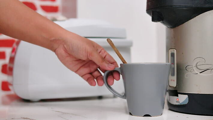 라이프스타일 커피 음료 백그라운드 유리 아침 따뜻함 건강 요리 사람없음 목재 컵 물 주방 검은색 장비 젖음 흐름 머그컵 가을 공구 하트 신선 뜨거움 붓기 연기 차 맛 떨어짐 아침식사 냄비 혼합 순수 만들기 온도 끓이기 카페인 4K MOV 해외동영상 클립영상 주간 자연요소 모양 나무 식기 계절 컬러 컨셉 재료 모션 재질 생활 식사 도구 솥 동영상 파일형식