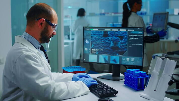 직업 응시 과학 유리 건강 현미경 실험 미소 사람없음 치료 약 카메라 장비 의사 기구 그룹 실험실 바이러스 보호 질병 생명공학 연구원 과학자 분석 직원 미생물 유리그릇 발견 개발 백신 전염병 화학물질 화학자 4K MOV 해외동영상 클립영상 그릇 시선 컨셉 의학 재질 생물 표정 실험기구 전자제품 의료진 화학 동영상 학자 파일형식