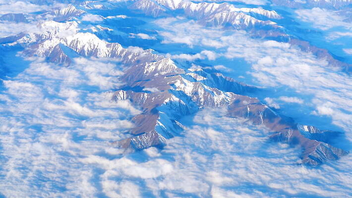 여행 창문 교통시설 하늘 날씨 산 비행기 안테나 미술 사람없음 중국 분위기 항공 제트기 엔진 대패 로키산맥 수평선 4K MOV 해외동영상 클립영상 아시아 교통 컨셉 통신 항공교통 문화예술 대중교통 시설 동영상 파일형식