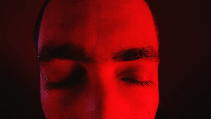 백인 모델 응시 남자 얼굴 포즈 생각 수염 실내 한명 사람 성인 빨간색 머리 카메라 어둠 분노 표현 자신감 닫기 의심 내추럴 심각 직진 MOV 해외동영상 클립영상 서양인 1 시선 감정 컬러 컨셉 모션 내부 신체부위 전자제품 동영상 파일형식