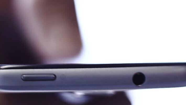 직업 손 남자 문화 음악 통신 손가락 탁자 모바일 기술 사람 사람없음 야외 핸드폰 글로벌 디지털 스크린 공백 장비 터치 흰색 잡기 닫기 미끄러짐 연결 플라스틱 무선전화기 전화기 스마트 전자 블루투스 고립 깨짐 아이폰 MOV 해외동영상 클립영상 컬러 가구 컨셉 모션 재질 문화예술 신체부위 전자제품 스마트폰 동영상 파일형식