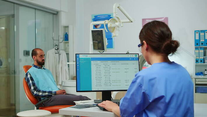 백그라운드 의자 엑스레이 건강 치과 병원 앉기 컴퓨터 사무실 약 건강관리 디지털 모니터 방 시험 환자 간호사 의사 도구 공구 타이핑 기록 입 기다림 치아 캐비닛 치과의사 치과용품 약속 방문 돌봄 치아교정 4K 구강학 MOV 해외동영상 클립영상 교육 가구 비즈니스 의학 모션 관리 신체부위 전자제품 의료진 의료용품 소화기관 사물함 교정 동영상 파일형식