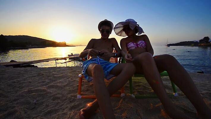 백인 모델 모자 학생 라이프스타일 여자 행복 바다 여행 모바일 휴식 미소 사람 소년 여름 스마트폰 핸드폰 파티 카메라 사진촬영 일몰 기쁨 셀프카메라 스마트 그림 셀프 MOV 해외동영상 클립영상 서양인 잡화 계절 남자 감정 어린이 컨셉 표정 이벤트 생활 전자제품 스마트기기 노을 촬영 동영상 파일형식