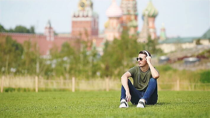 백인 학생 라이프스타일 행복 음악 여행 비즈니스 건축양식 노래 통신 휴가 휴식 노동자 한명 미소 사람 풍경 성인 야외 도시풍경 여행객 헤드폰 듣기 잡기 도시 업무 역사 모험가 경영자 정사각형 러시아 방문 타운 단절 랜드마크 멜로디 모스크바 크렘린궁전 MOV 해외동영상 클립영상 도형 서양인 직업 1 건축 감정 유럽 음향기기 컨셉 모션 문화예술 표정 생활 궁전 작업 리더 동영상 크렘린 파일형식
