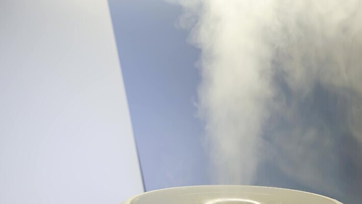 백그라운드 건강 사람없음 물 습기 젖음 촉촉함 안개 흰색 물방울 고리 호흡기관 연기 호흡 수증기 수분 분무기 수분크림 천식 카피스페이스 비어있는 4K MP4 해외동영상 클립영상 자연요소 컬러 날씨 화장품 공백 장기_의학 질병 동영상 파일형식