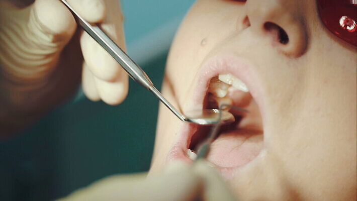 직업 여자 안경 장갑 건강 치과 병원 안전 사람 치료 약 장비 환자 의사 공구 오픈 입 치아 보호 치과의사 방문 돌봄 위생관리 치아교정 구강학 MOV 해외동영상 클립영상 잡화 컨셉 의학 모션 관리 신체부위 의료진 도구 소화기관 교정 동영상 파일형식