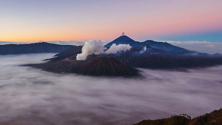 구름 여행 이동 자연 하늘 아침 불꽃 산 안테나 풍경 사람없음 야외 빨간색 햇빛 마을 일출 동남아시아 안개 연기 숲 큼 폭발 화산 인도네시아 먼지 분화구 스카이라인 연소 랜드마크 절정 4K 타임랩스 MOV 해외동영상 클립영상 주간 자연요소 아시아 컬러 컨셉 통신 불 날씨 촬영기법 태양 노을 크기 생태계 동영상 파일형식