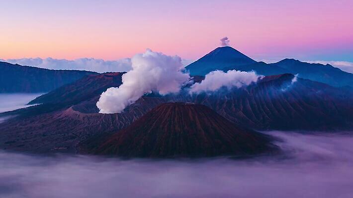 구름 여행 이동 자연 하늘 아침 불꽃 산 안테나 풍경 사람없음 야외 빨간색 햇빛 마을 일출 동남아시아 안개 시골 연기 숲 위험 큼 폭발 화산 인도네시아 먼지 분화구 스카이라인 연소 랜드마크 절정 4K 타임랩스 MP4 해외동영상 클립영상 주간 자연요소 아시아 컬러 컨셉 통신 불 날씨 촬영기법 태양 노을 크기 생태계 동영상 파일형식